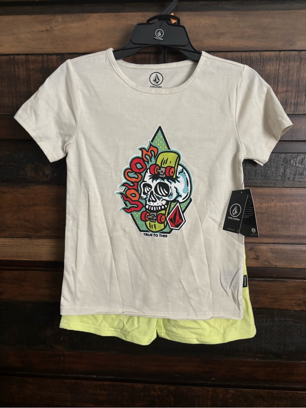 ✨Volcom Cream Short-Sleeve Tee with Neon Graphic Tee & Shorts✨